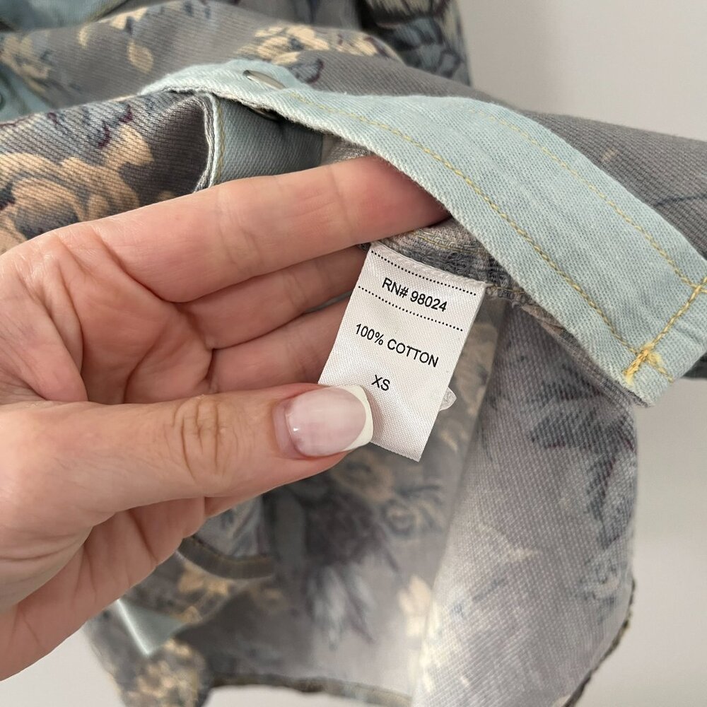 Love the Label Gray Floral Print Mixed Media Long Sleeve Button Up Top Size XS - Picture 4 of 6